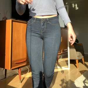 Marinblå jeans från veromoda - Säljer ett par marinblå jeans från veromoda. De har fickor i bak, är slimmade i modellen och stretchiga. Strl: s/xs. Köparen står för frakt.