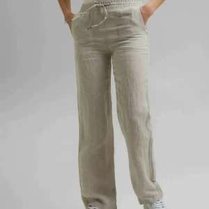 Linnebyxor  - Säljer mina såååå snygga linnebyxor som jag köpte förra sommaren, perfekt nu när de börjar bli varmare, de är i toppen skick men säljer för att jag vill ha ett par andra💗