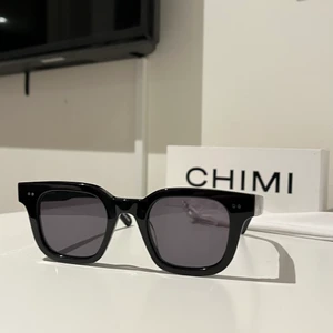 Chimi glasögon  - Jag säljer nu mina chimi glasögon som tyvärr inte kommer till användning. Dem är andvänta få tal gånger och vid intresse kan man få flera bilder. Dem är i färgen BERRT och har storlek #004 dem är i bra skick som nya. Dem har inga repor eller skador på sig. Dem är köpta för 1200 kr