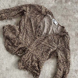 Långärmad topp - Fin topp ifrån Hollister, knappt använd och kommer inte till användning längre då den är för liten 🤎