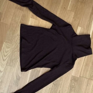 Shein polo tröja - Polo tröja från SHEIN som tyvärr är för liten för mig. Den är i storlek S men passa xs. Tröjan är brun och passar till det mesta. Den är köpt för 80 kr men säljs för 35. Har använt den 1 gång. 💗