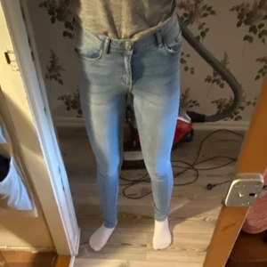 Ljus blåa jeans  - Använt fåtal gånger. Bra skick. Fina blåa Jeans 