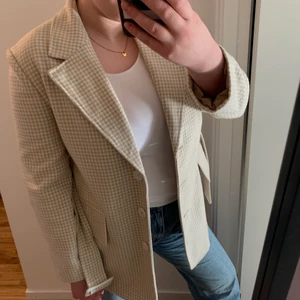 Vårkappa storlek 40, Gina Tricot  - Så fin vårkappa i beigt rutigt mönster. Både knappar och bälte till denna. Storlek 40 från Gina Tricot. Använd nån enstaka gång, superfint skick!