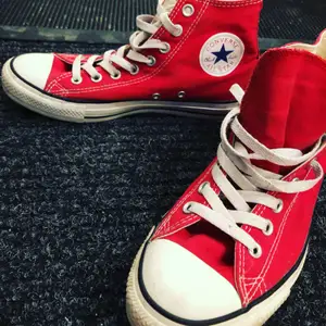 Red converse bought in England. A little used. Size 40.