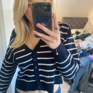 Randig tröja zara - Croppad stickad tröja från zara som inte kommer till användning längre!!❤️‍🔥❤️‍🔥