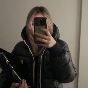 Moncler jacka - Säljer världens finaste jacka! Använda men inget man ser!  En väldigt speciell modell, inte många som har!  Storleken är 14y men skulle mer säga att den är en Xs.  Skriv privat för fler frågor! 💗🌸 { äkta!! Pris går att diskutera!!