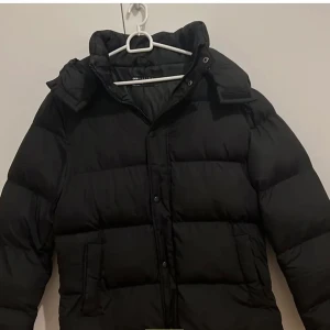 Svart pufferjacka - Supersnygg varm pufferjacka från ASOS i storlek S men den är lite oversized. Köpte den på plick i nyskick men den har tyvärr inte kommit till användning, så den är som ny😊 Vid frågor är de bara att skriva!! Fraktar tillkommer:)