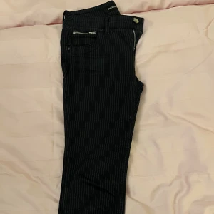 Lågmidjade randiga jeans får emporio Armani  - Säljer ett par fina lågmidjade jeans från emporio armani, de är endast använda ett fåtal gånger de passar xs-s och med längd ca 167cm 
