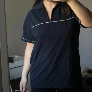 Half zip tröja - Oanvänd och fof i bra skick, köpte för nåra månader sen från HUMANA secondhand! Med flera frågor så är det bara att kontakta mig!💗