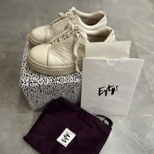 Vita läder eytys  - Säljer mina vita eytys i läder då de inte kommer till andävning längre. Använt men ändå bra skick, lite skador (sista bilden). Storlek 37. Nypris 1900kr, säljer för 800kr + frakt. Kvittot finns kvar. Skriv för fler bilder eller vid andra frågor☺️