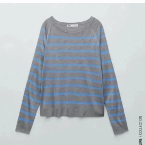 Randig tröja  - Säljer denna randiga tröja i från HM (sista bilden är tagen)💕 kan tänka mig att gå ner i pris😊