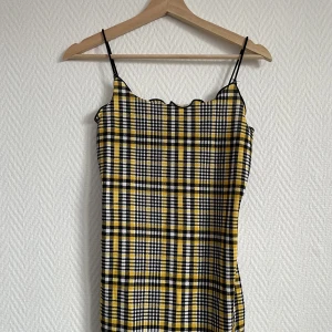 Rutig klänning  - Rutig klänning med en liten volang vid toppen och botten, Fick den av min vän men kommer aldrig till andvändning 