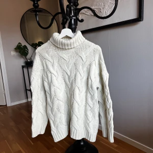 Kabelstickad polotröja - Vit kabelstickad tröja. Strl L