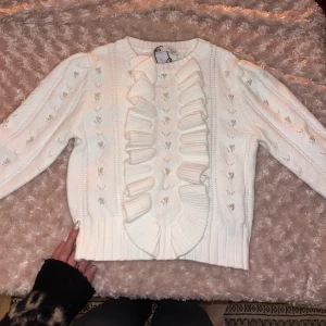 Zara tröja  - Helt ny! Aldrig använd. Så fin men jag för många tröjor. Skulle säga storlek XS/S. Verkligen inte L som det står. Jag har vanligtvis XS. Vill man dock ha den tightare så antar jag att M-L funkar också❣️