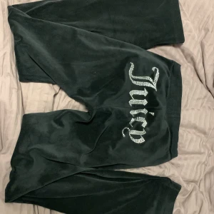 Juicy couture - Säljer mina äkta juicy couture, jätte bra skick inget som är trasigt, säljer för använder inte de längre 💕💕storlek S, jag är 170 och de sitter perfekt, de är perfekt längd på benen ganska långa 