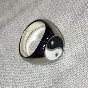 Ying och yang ring - Ring med ying och yang motiv. Säljer då den inte passar mig. 18 mm i diameter. Ringen är från shein, verkar inte finnas längre. Köparen står för frakt.