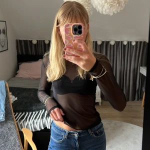 Mesh topp - Näst intill oanvänd mesh topp från NA-KD🫶🏽 lappen är bort klippt men det är storlek s🥰