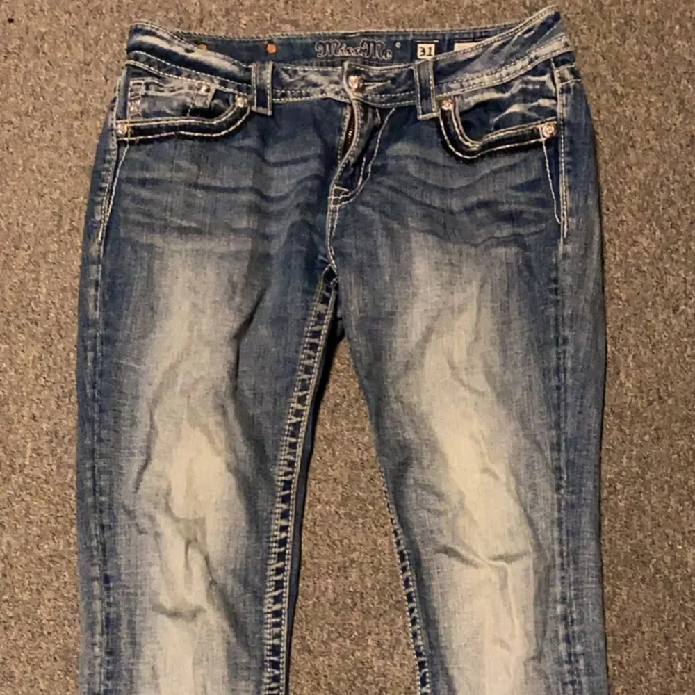 Världens sötaste miss me jeans! Säljes då dem inte riktigt är min stil. Bra skick om inte lite skrynkliga på bilden dådå. Jättesöta detaljer, pris kan diskuteras vid snabb affär🥰 Många intresserade just nu så kom gärna med bud:). Jeans & Byxor.