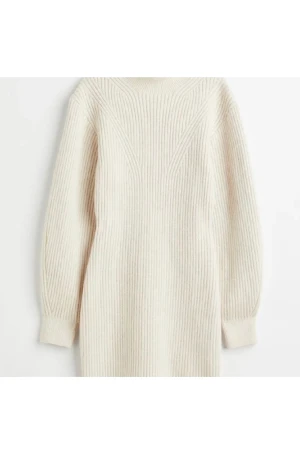 Stickad klänning  - En helt ny stickad klänning från hm. Alldrig andvänd och prislapp på. 