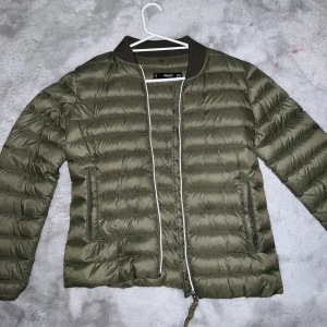 Fin jacka  - En fin puffjacka som inte är använd många gånger. Passar året om! Storlek xs men passar även s också då den är lite större. 