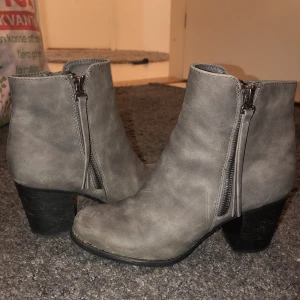 Gråa skor med klack - Gråa skor med klack i fake mocka ungefär 5cm klack. Köparen står för frakt. Strl 39