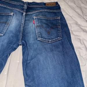 Low waist/midwaist Levi’s jeans🤍 De är en balandning mellan straight och bootcut😊 Midja- 79 cm Innerben- 77 cm