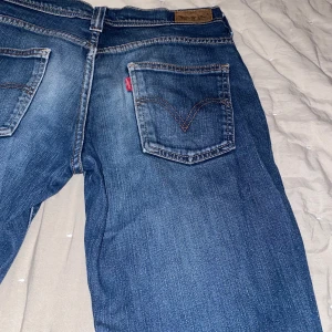 Levi’s jeans - Low waist/midwaist Levi’s jeans🤍 De är en balandning mellan straight och bootcut😊 Midja- 79 cm Innerben- 77 cm