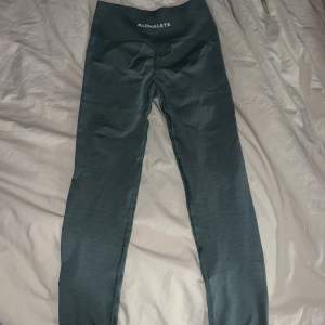 Helt nya tights i grå/grön färg från Alphalete, aldrig använda, inte ens provade. Storlek S. Nypris: 700