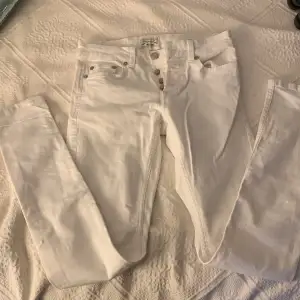 Fina vita jeans från Only&Sons. Storlek= W:28, L:34. Knappt andvända!❤️orginal pris=ca 300kr men säljer för 100kr