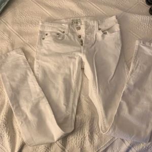 Vita jeans Only&Sons - Fina vita jeans från Only&Sons. Storlek= W:28, L:34. Knappt andvända!❤️orginal pris=ca 300kr men säljer för 100kr