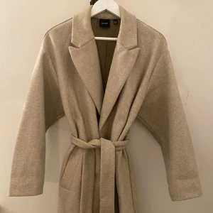 Beige kappa  - Säljer nu min fina beiga kappa från Vero Moda då den inte används längre, storlek L