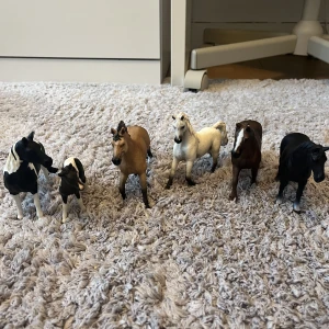 Hästar - Fina hästar, ser ut som nya. Nypris: ungefär 150kr/st. Det är 6 st hästar, en av de är ett föl. Häst täcket på andra bilden ingår. Kan mötas upp om vi bor nära, annars står köparen för frakten.