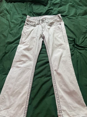 True religion jeans  - Snygga trueys bot cut använda 2 gånger säljer pga fel size köpta i usa Priset går att diskutera och kan ta emot trades