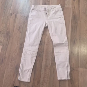 Vit beige jeans  - Vit beige jeans i storlek S tror jag 