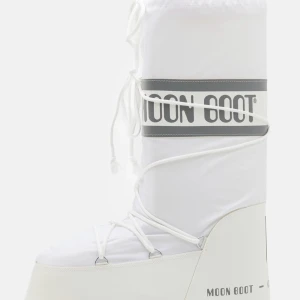 Söker ett par moonboots - Söker ett par vita Moonboots kan va både låga och höga. Kan tänka mig betala mellan 500-700 beroende på skick🤍 storlek 39/40