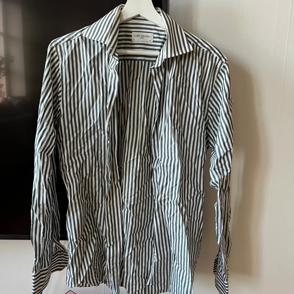 Snygg John Henric skjorta med bra kvalitet, storlek 38 ≈ Medium. Skjortor.