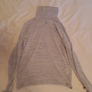 Polotröja - Den är br skick, skön, sticks inte men lite see through