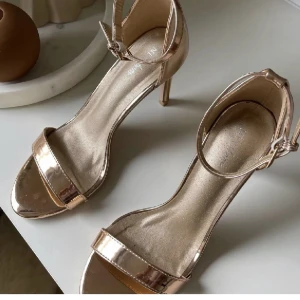 Klackar Nelly - Helt nya klackar från Nelly i roseguld. Använda 1 gång 