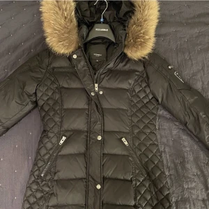 Rockandblue jacka - Rockandblue jacka i nyskick!  Använd en vinter endast och är 100% äkta med äkta päls. Orginal kartongen + galge finns. Köpt för ca 4200 kr, men priset kan diskuteras vid snabb affär.  Önskas fler bilder, skriv! Säljs pga för liten (återpublicerat) 🥰