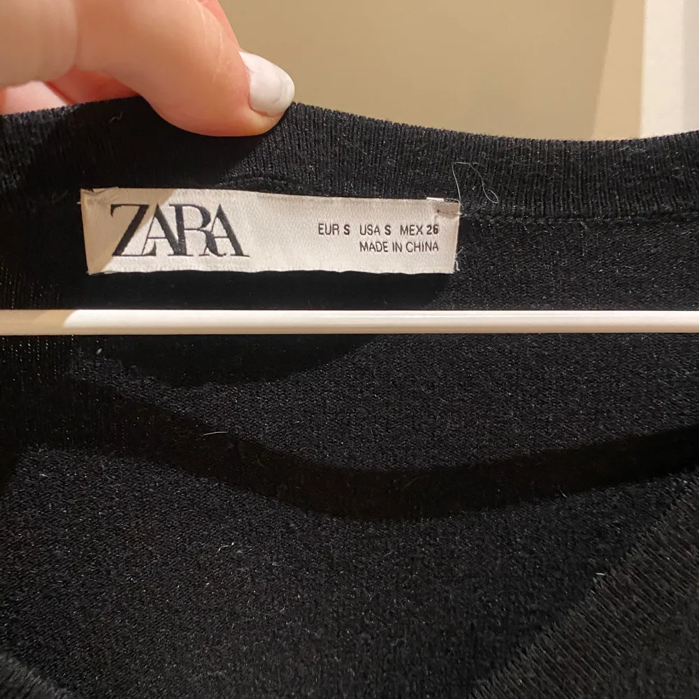 Tajt snygg modern långärmad tröja från Zara med V-ringning!! Super skön! . Toppar.