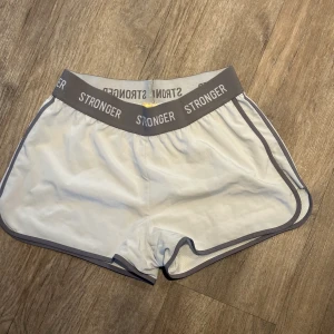 Tränings shorts - Från Stronger, vit och gråa. 
