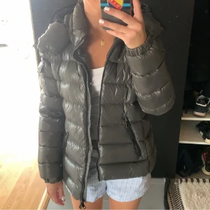 Moncler jacka - Säljer denna jackan jag köpte på plick eftersom den inte riktigt var min stil. Äkta såklart( bilder lånade av tjejen jag köpte den av)