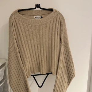 Stickad tröja - Beige stickad tröja från madlady ❤️‍🔥 stor i armarna och storlek xs