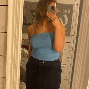 Ribbad body - Blå ribbad body från bikbok, skönt strechigt material❣️