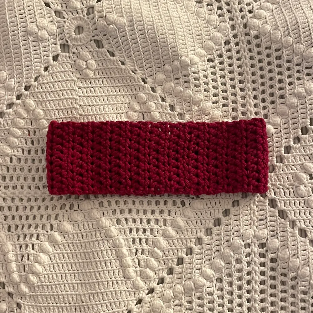 Virkat hårband🤍 @CrochetByViola på instagram för fler färger och virkade plagg🫶🏼KÖP 2 FÅ 1 FÖR HALVA PRISET PÅ HÅRBAND🧸. Accessoarer.