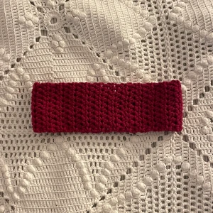 Vinrött hårband❤️‍🔥 - Virkat hårband🤍 @CrochetByViola på instagram för fler färger och virkade plagg🫶🏼KÖP 2 FÅ 1 FÖR HALVA PRISET PÅ HÅRBAND🧸