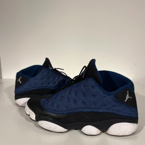 Air Jordan 13 Retro Low  - Air Jordan 13 Retro Low Brave Blue, dessa är en release från 2008. Skorna är i extremt bra skick för att vara så gamla. Storlek 46 Skick 8/10  