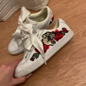 Puma skor från Paris - Superfina skor jag köpte i Paris för ca 3 år sen. Använda 2-3 gånger, sällsynt tryck med tiger och ros. Storlek 38. 💗