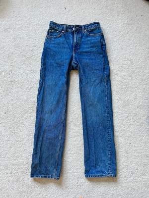 I princip oanvända jeans från weekday i modell Voyage, storlek 26/30 