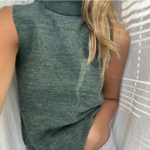 Zara polo linne grön  - Säljer detta polo linnet i grön färg från zara som var väldigt populärt förra vintern. Använd fåtal gången och i super fint skick! Håller värmen SUPER bra så perfekt nu till vintern. 💓